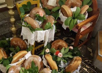 Τα έθιμα του Πόντου για την Κυριακή της Πεντηκοστής: Ο συμβολισμός των καρυδόφυλλων, το γονάτισμα πάνω τους και οι ψυχές των κεκοιμημένων