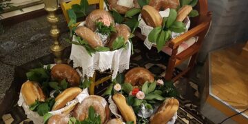 Τα έθιμα του Πόντου για την Κυριακή της Πεντηκοστής: Ο συμβολισμός των καρυδόφυλλων, το γονάτισμα πάνω τους και οι ψυχές των κεκοιμημένων