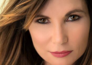 Οι μουσικές επιλογές του e-ptolemeos.gr:  Robin Beck – Love Is Coming (2017)