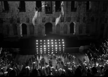 Coldplay: Κυκλοφόρησε το εντυπωσιακό βιντεοκλίπ που γυρίστηκε στο Ηρώδειο