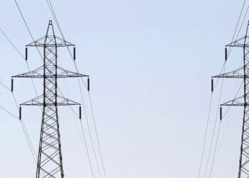 Ρεύμα: Στα 10 ευρώ ανά μεγαβατώρα το ειδικό τέλος στην ηλεκτροπαραγωγή από φ. αέριο – Επιδότηση στα τιμολόγια Αυγούστου