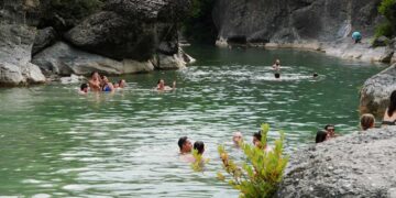 Δεκάδες κάτοικοι Γρεβενών κατέφυγαν στη δροσιά του Βενέτικου ποταμού -