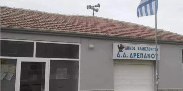 Πληροφορίες στο κοινοτικό κατάστημα Δρεπάνου από τον εκπαιδευτικό Π. Ταγτσεβερενίδη για τη συμπλήρωση μηχανογραφικού δελτίου