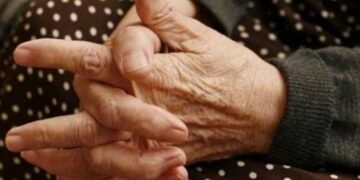 Εξαπάτησαν 2 ηλικιωμένους στην Καστοριά με την πρόφαση ότι συγγενικό τους πρόσωπο είχε τραυματιστεί σοβαρά και έχριζε ακριβής χειρουργικής επέμβασης