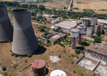 Ένα οδοιπορικό στο εγκαταλελειμμένο εργοστάσιο της ΑΕΒΑΛ με ένα απόκοσμο και συνάμα γοητευτικό σκηνικό