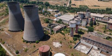 Ένα οδοιπορικό στο εγκαταλελειμμένο εργοστάσιο της ΑΕΒΑΛ με ένα απόκοσμο και συνάμα γοητευτικό σκηνικό