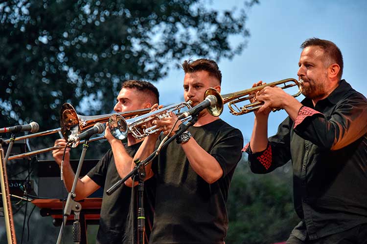 Επιτυχημένη Έναρξη της Fiesta Voio: Μια Νύχτα Μουσικής και Διασκέδασης