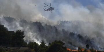 Φωτιά τώρα: Δύσκολες μάχες σε Κω, Χίο και Κρήτη - Η εικόνα από τα μέτωπα