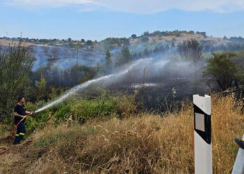 Φωτιά στο Βατερό Κοζάνης από πτώση κεραυνού (φωτο-video)