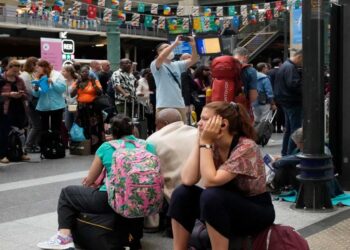 Γαλλία: Χάος στους σιδηροδρόμους μετά το σαμποτάζ - Κάνουν... κάμπινγκ στους σταθμούς, έκκληση στους επιβάτες να μείνουν σπίτι