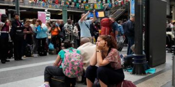 Γαλλία: Χάος στους σιδηροδρόμους μετά το σαμποτάζ - Κάνουν... κάμπινγκ στους σταθμούς, έκκληση στους επιβάτες να μείνουν σπίτι