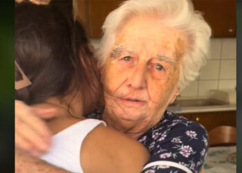 Η συγκινητική έκπληξη στη viral Πτολεμαϊδιώτισσα Γιαγιά Σοφία από τις εγγονές της (βίντεο)