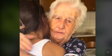 Η συγκινητική έκπληξη στη viral Πτολεμαϊδιώτισσα Γιαγιά Σοφία από τις εγγονές της (βίντεο)