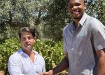 Η οικογένεια Αντετοκούνμπο επενδύει στο ελληνικό κρασί – Αγόρασε το 10% των Ελληνικών Οινοποιείων