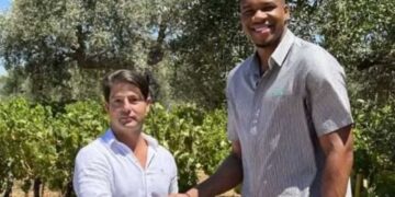 Η οικογένεια Αντετοκούνμπο επενδύει στο ελληνικό κρασί – Αγόρασε το 10% των Ελληνικών Οινοποιείων