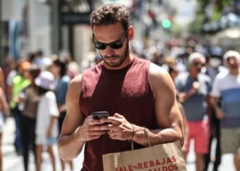 Ξεκινούν σήμερα οι θερινές εκπτώσεις: Ανοιχτά μαγαζιά την Κυριακή