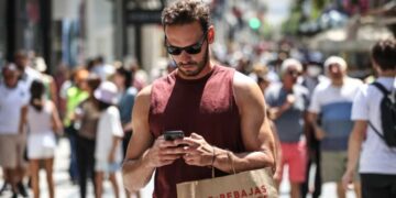 Ξεκινούν σήμερα οι θερινές εκπτώσεις: Ανοιχτά μαγαζιά την Κυριακή