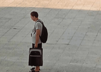 Λαμία: Τουρίστας «κοκκάλωσε» όρθιος για 3 ώρες στο κέντρο της πόλης - Βίντεο