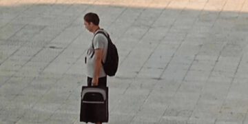 Λαμία: Τουρίστας «κοκκάλωσε» όρθιος για 3 ώρες στο κέντρο της πόλης - Βίντεο
