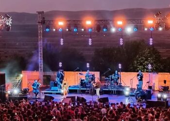 Mάλαμας και Καραπατάκη "έντυσαν" τη χθεσινή βραδιά στην Ποντοκώμη με μελωδίες - Το αδιαχώρητο υπήρχε στη συναυλία!