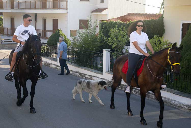 Με σεμνότητα και δέος, προεξάρχοντος του Θεοφ. Επισκόπου Αμφιπόλεως κ. Χριστοφόρου, με τη συμμετοχή του ι. Κλήρου, των Αρχών του Τόπου μας και πολλού λαού η υποδοχή ιερού λειψάνου του Αγίου Διονυσίου εν Ολύμπω, στο Βελβεντό, της Ιεράς Μητροπόλεως Σερβίων και Κοζάνης. - Tου παπαδάσκαλου Κωνσταντίνου Ι. Κώστα