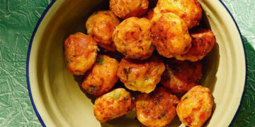 Ντοματοκεφτέδες με πιπεριές και κεφαλοτύρι