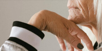 Νόσος Αλτσχάιμερ: H αδιόρατη αλλαγή στην ομιλία που μαρτυρά τη φθορά του νου