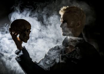 Ο "Άμλετ" ζωντανεύει στις "Νύχτες Θεάτρου" στην Κοζάνη και φέρνει τον Σαίξπηρ στο Δημοτικό Θέατρο Κοζάνης