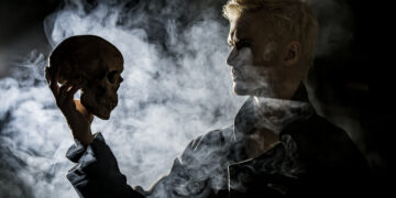 Ο "Άμλετ" ζωντανεύει στις "Νύχτες Θεάτρου" στην Κοζάνη και φέρνει τον Σαίξπηρ στο Δημοτικό Θέατρο Κοζάνης