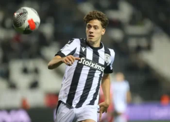 o-anthropos-apo-ton-opoio-zitise-aftografo-o-mesi-grafei-o-michalis-koniordos