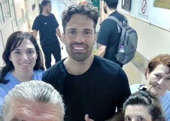 Ο Κωνσταντίνος Αργυρός απέδειξε πόσο "άνθρωπος" είναι - Έσπευσε στο "Μαμάτσειο" για να επισκεφθεί το παιδί που τραυματίστηκε κατά τη διάρκεια της συναυλίας του