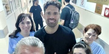 Ο Κωνσταντίνος Αργυρός απέδειξε πόσο "άνθρωπος" είναι - Έσπευσε στο "Μαμάτσειο" για να επισκεφθεί το παιδί που τραυματίστηκε κατά τη διάρκεια της συναυλίας του