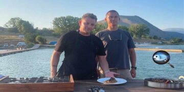 Ο πασίγνωστος σεφ Σωτήρης Κοντιζάς δοκίμασε νέες γεύσεις στον Άγιο Παντελεήμονα Αμυνταίου και "εγκρίνει"