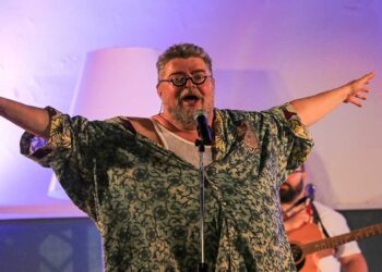 Ο Σταμάτης Κραουνάκης στην αυλή του Φιλοπρόοδου Σύλλογου Κοζάνης τη Δευτέρα 29/7 σε μια εκρηκτική συναυλία