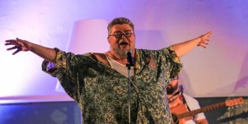 Ο Σταμάτης Κραουνάκης στην αυλή του Φιλοπρόοδου Σύλλογου Κοζάνης τη Δευτέρα 29/7 σε μια εκρηκτική συναυλία