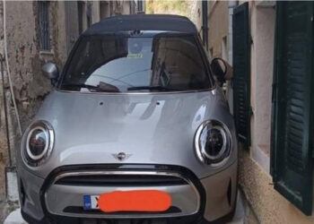 (vid) Οδηγός σφήνωσε με το αυτοκίνητό του σε σοκάκι - Σε ποιο ελληνικό νησί σημειώθηκε το απίστευτο περιστατικό