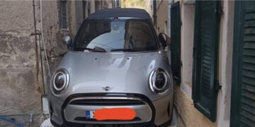 (vid) Οδηγός σφήνωσε με το αυτοκίνητό του σε σοκάκι - Σε ποιο ελληνικό νησί σημειώθηκε το απίστευτο περιστατικό