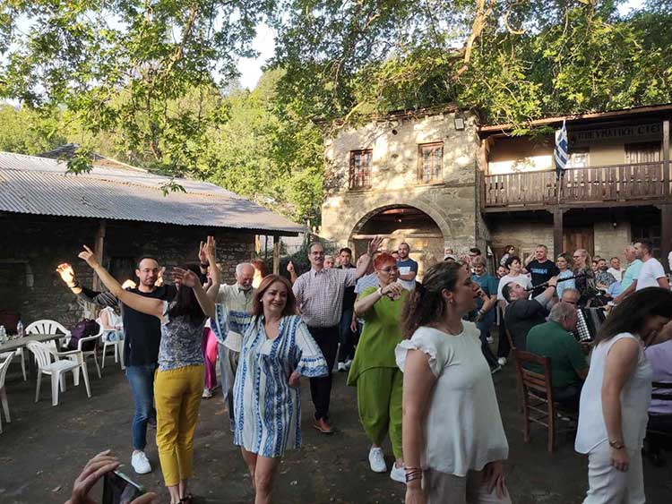 Οι Μακεδνοί της Κοζάνης στην Κόνιτσα για ένα τριήμερο παραδοσιακών χορών
