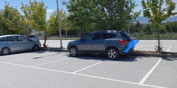 Το πιο έξυπνο παρκάρισμα της ιστορίας- Έπιασε τρεις θέσεις στάθμευσης στο parking του Μποδοσάκειου, αράζοντας στον ίσκιο(φώτο)