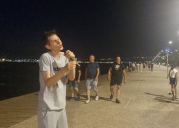 Ο τραγουδιστής του “δρόμου” που “μαγεύει” τους περιπατητές της Νέας Παραλίας Θεσσαλονίκης! (ρεπορτάζ της Κούλας Πουλασιχίδου)