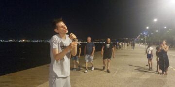Ο τραγουδιστής του “δρόμου” που “μαγεύει” τους περιπατητές της Νέας Παραλίας Θεσσαλονίκης! (ρεπορτάζ της Κούλας Πουλασιχίδου)