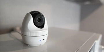 Πώς να εντοπίσεις κρυφές κάμερες στο δωμάτιο ή σπίτι που νοικιάζεις για διακοπές