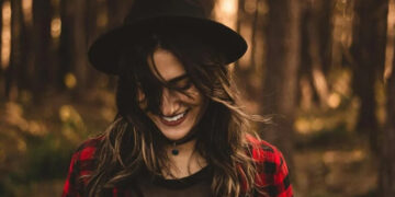 Πώς να κάνεις τους πάντες να σε συμπαθήσουν: Ειδικός συμπεριφοράς αναλύει την αλάνθαστη τεχνική