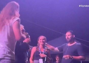 Πρόταση γάμου πάνω στη σκηνή του φεστιβάλ στα λουτρά Πόζαρ - Παρών και ιερέας που ευλόγησε το ζευγάρι