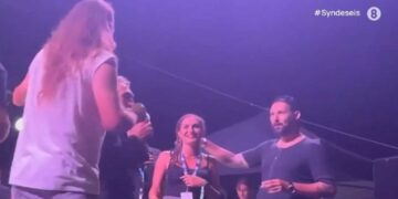 Πρόταση γάμου πάνω στη σκηνή του φεστιβάλ στα λουτρά Πόζαρ - Παρών και ιερέας που ευλόγησε το ζευγάρι