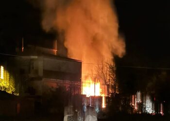 Μεγάλη φωτιά σε οίκημα στην Άνω Πτολεμαΐδα, κοντά στον Μικρασιατικό Σύλλογο