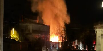 Μεγάλη φωτιά σε οίκημα στην Άνω Πτολεμαΐδα, κοντά στον Μικρασιατικό Σύλλογο