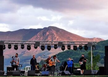Σε εξέλιξη για 4η ημέρα οι Γιορτές της Γης με πολύ κέφι, χορό, φαγητό, μουσική και γλέντι μέχρι πρωίας
