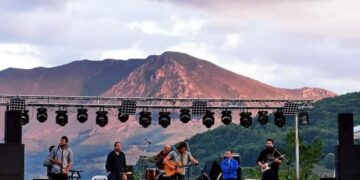 Σε εξέλιξη για 4η ημέρα οι Γιορτές της Γης με πολύ κέφι, χορό, φαγητό, μουσική και γλέντι μέχρι πρωίας