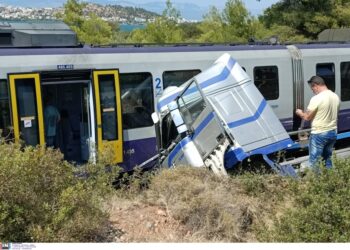Αυλίδα: Τρεις τραυματίες από τη σύγκρουση φορτηγού με τρένο